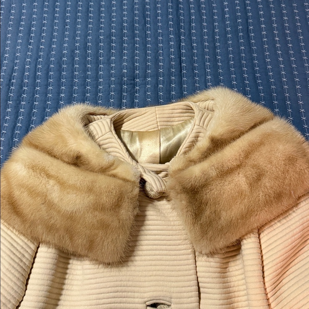 Vintage coat with fur collar. - Picture 4 of 6